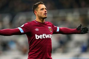 Chicharito presume en redes sociales su nuevo look