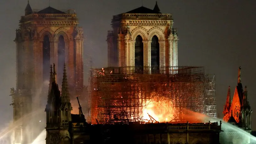 Trump da recomendación sobre cómo apagar el fuego en Notre Dame