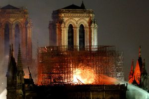Trump da recomendación sobre cómo apagar el fuego en Notre Dame