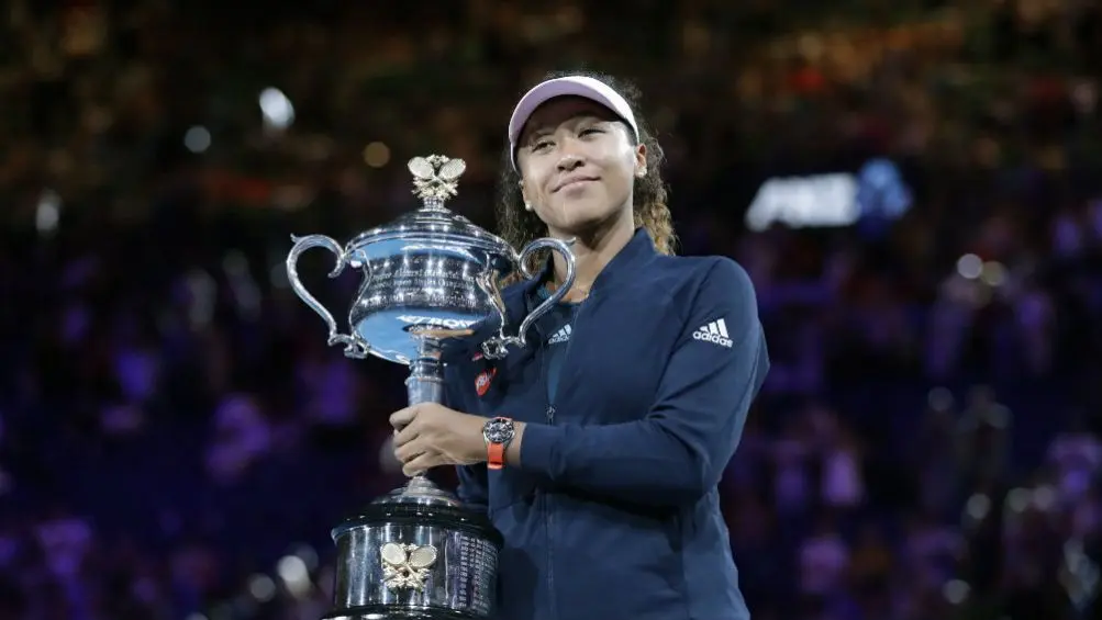 Naomi Osaka posa con su trofeo del Abierto de Australia | EFE