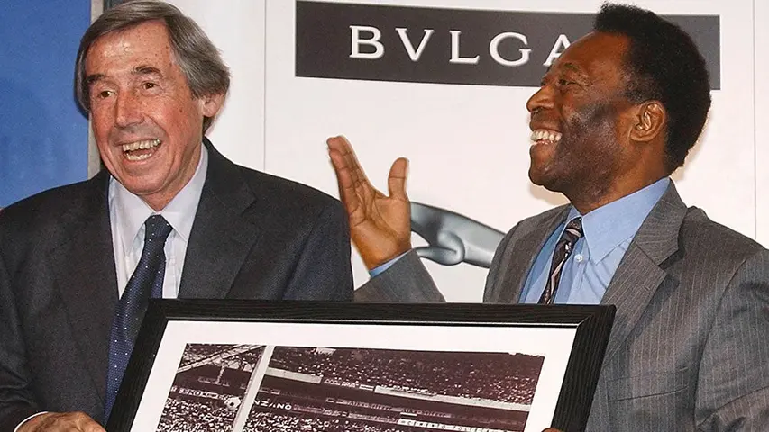 Gordon Banks y Pelé durante un evento | AP
