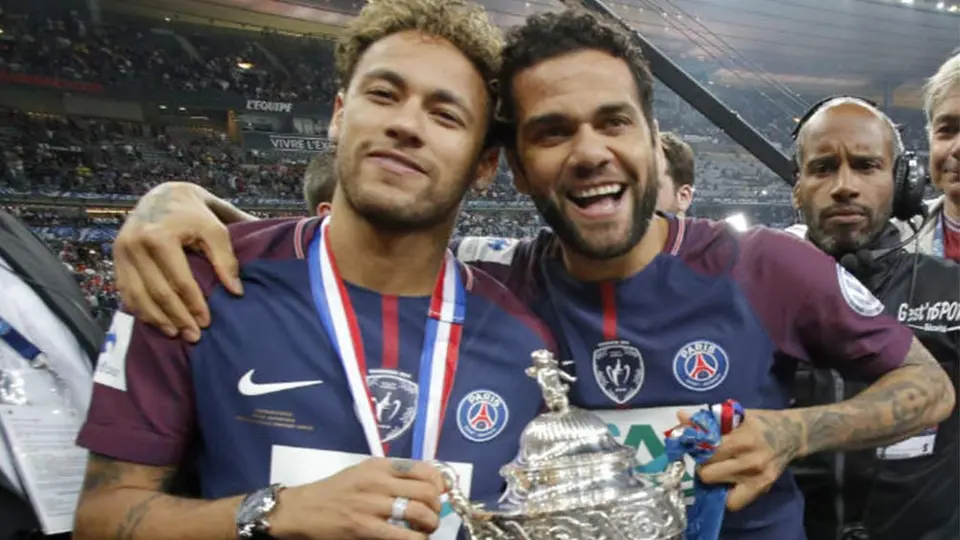 Dani Alves defiende a Neymar con palabras de Cristiano Ronaldo