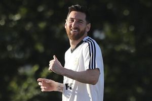 Messi sorprendió a fanática al pedirle una fotografía