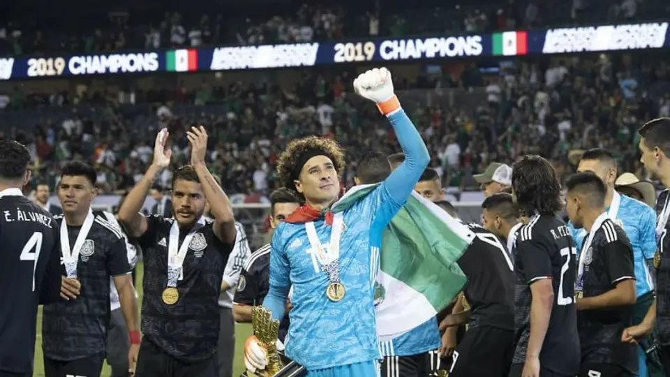 Memo Ochoa le regaló a su hijo el Buzz Lightyear y la medalla de Copa Oro