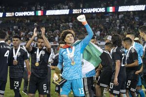 Memo Ochoa le regaló a su hijo el Buzz Lightyear y la medalla de Copa Oro
