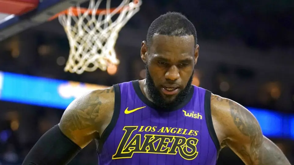 LeBron James, fuera cuatro partidos más por lesión