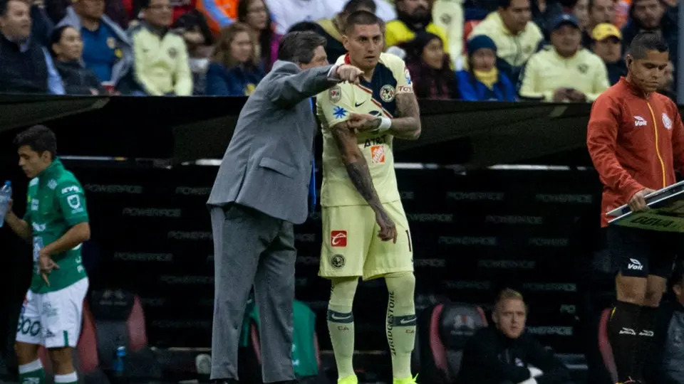 Afición de América se rinde con ovación a Nico Castillo