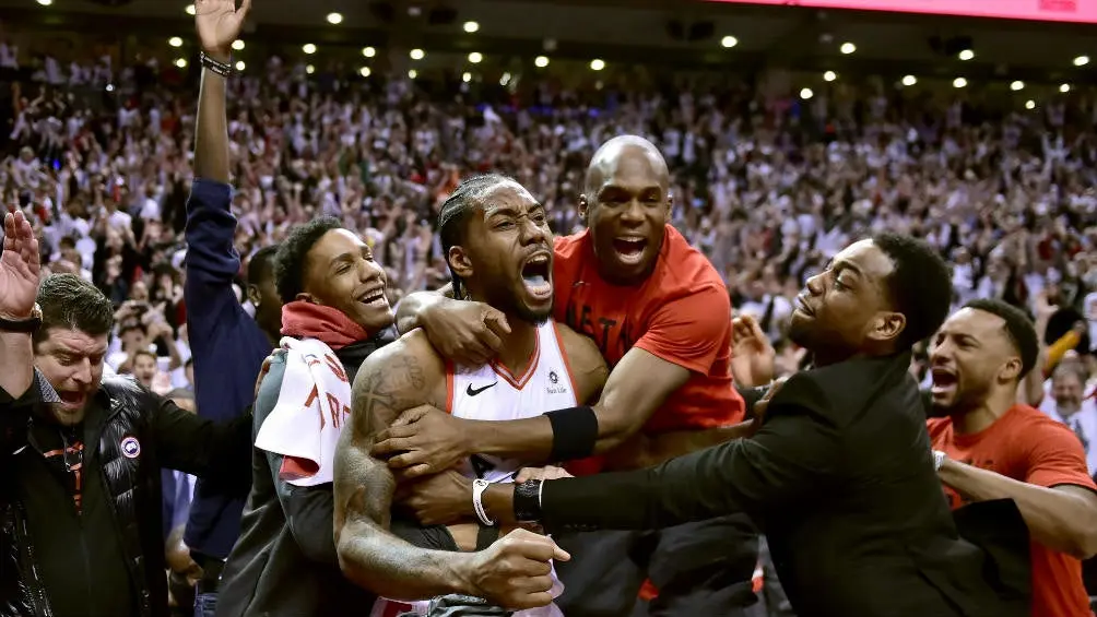Kawhi Leonard celebra su épica anotación | AP