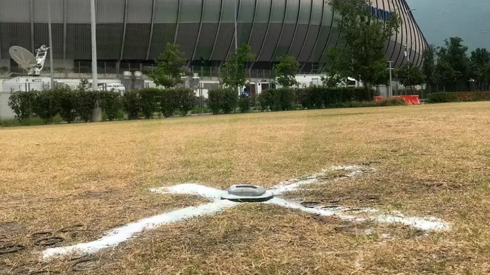 Colocan maqueta del BBVA con sal afuera del estadio