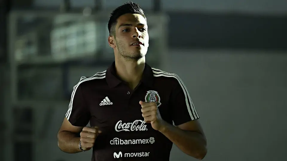 Raúl Jiménez se luce con golazo en entrenamiento del Tri