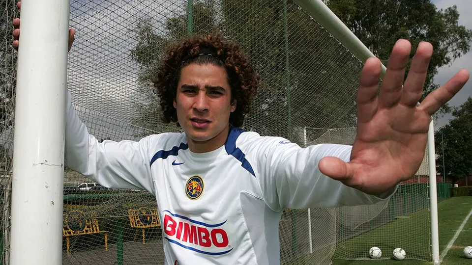 Memo Ochoa cumple 15 años de brillar bajo los tres postes