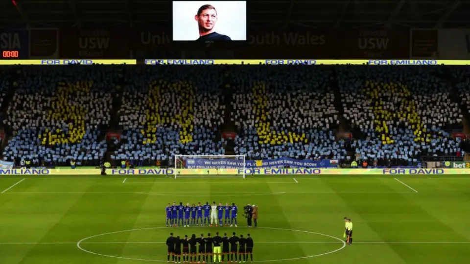 Emiliano Sala, homenajeado en Cardiff por jugadores y afición