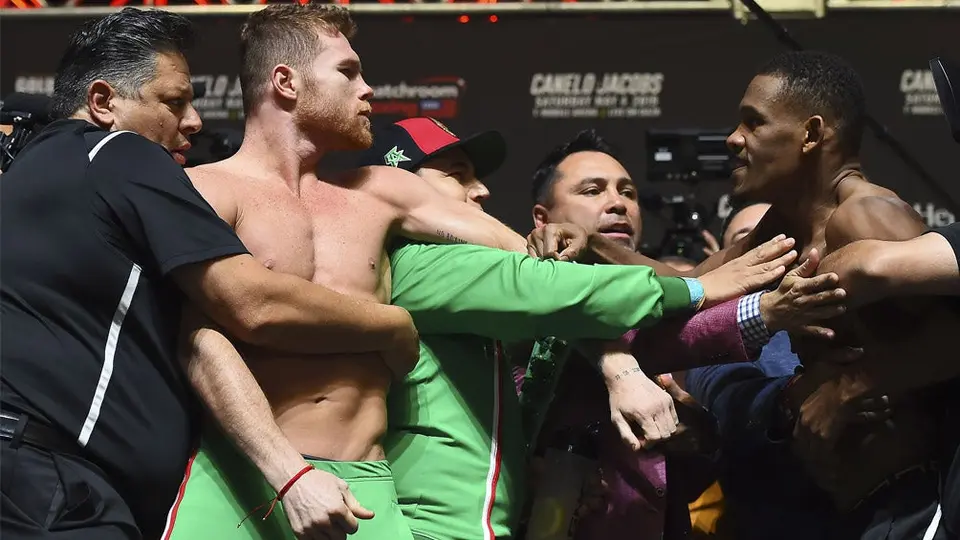 Canelo y Jacobs, a punto de llegar a los golpes en el pesaje