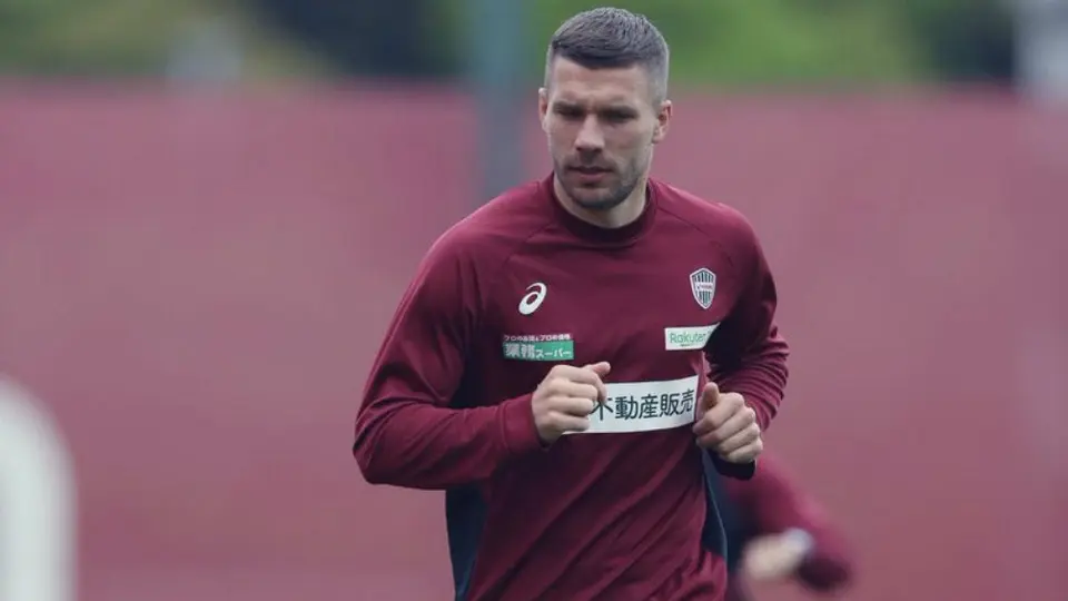 Podolski fue operado del oído y afirma que tardará en recuperarse