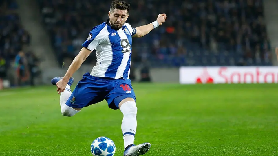 Presidente del Olympique Lyon confirma interés en Héctor Herrera