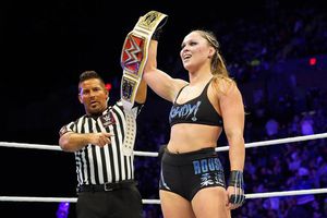 Peleadores de MMA que dieron el salto a la lucha libre