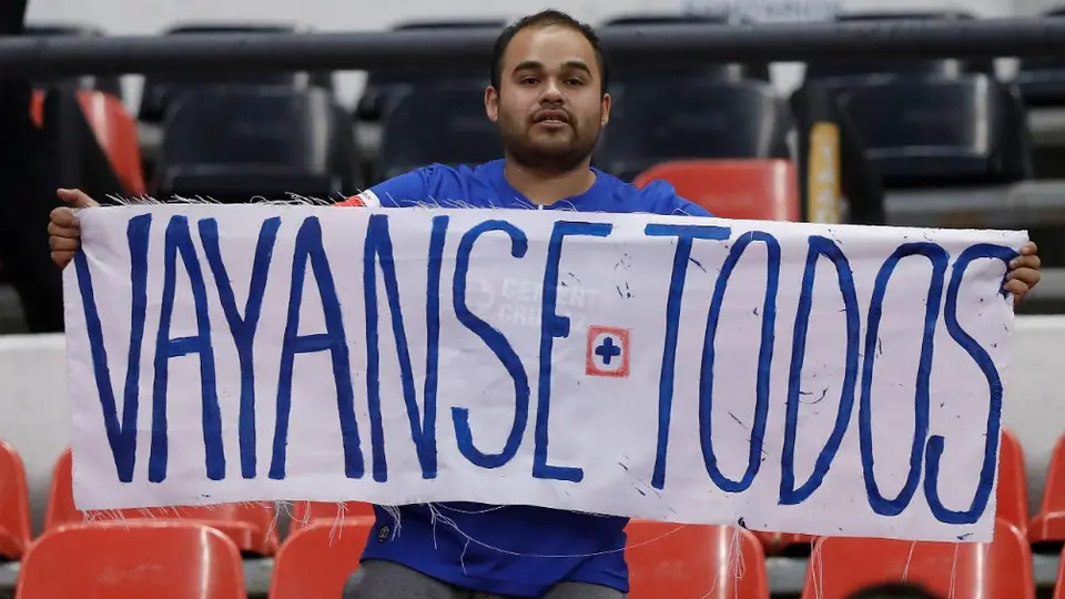 Afición del Cruz Azul exige salida de toda la plantilla