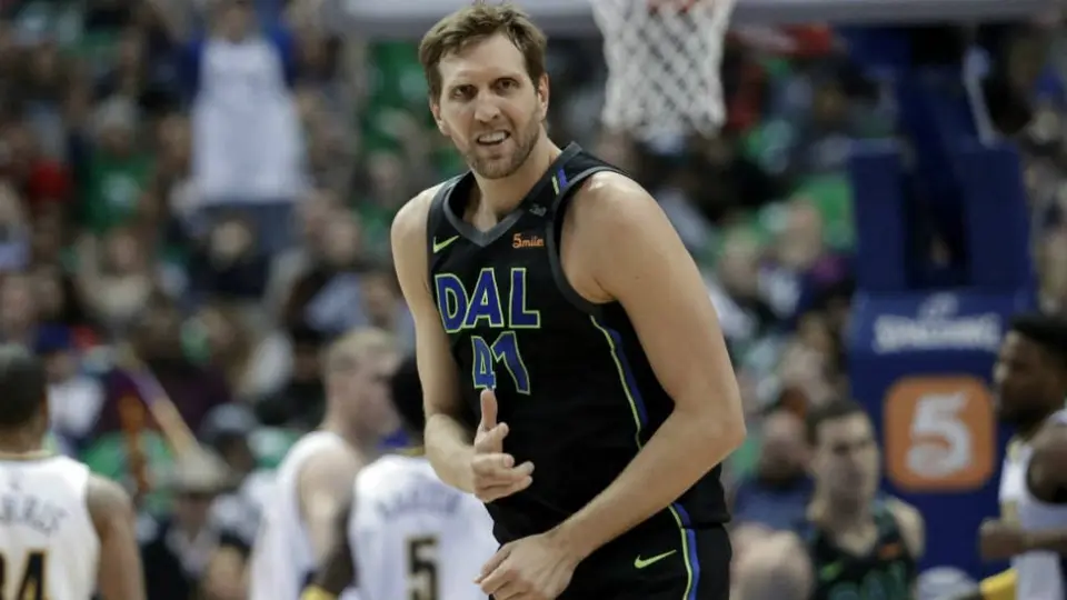 Dirk Nowitzki cobra un penalti y se 'lesiona'