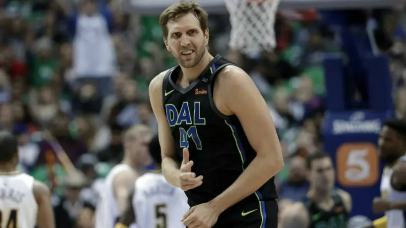 Dirk Nowitzki cobra un penalti y se 'lesiona'