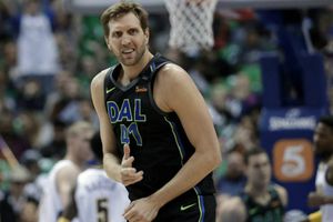 Dirk Nowitzki cobra un penalti y se 'lesiona'
