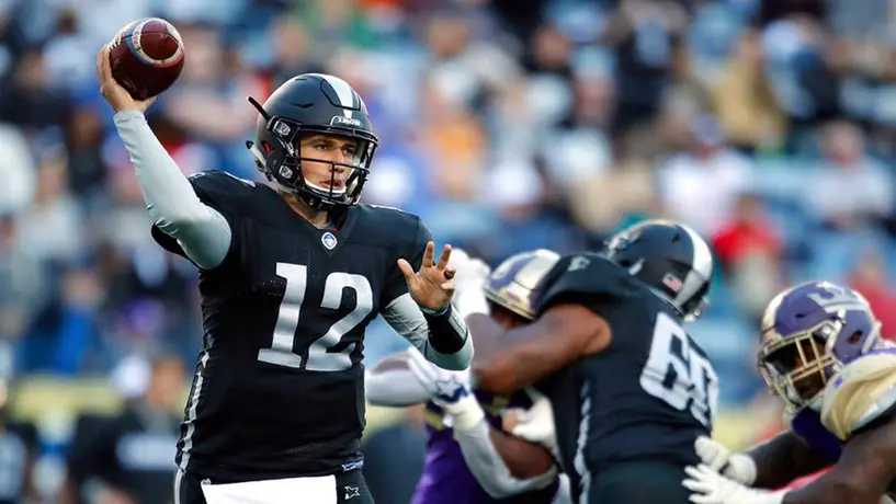 Eagles‏ corta al quarterback mexicano Luis Pérez
