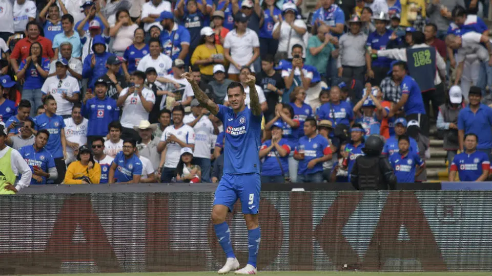 Aficionado de Cruz Azul celebra su graduación en la Noria