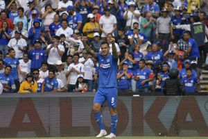 Aficionado de Cruz Azul celebra su graduación en la Noria