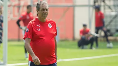 Tomás Boy suma a su hijo y a un preparador físico a Chivas