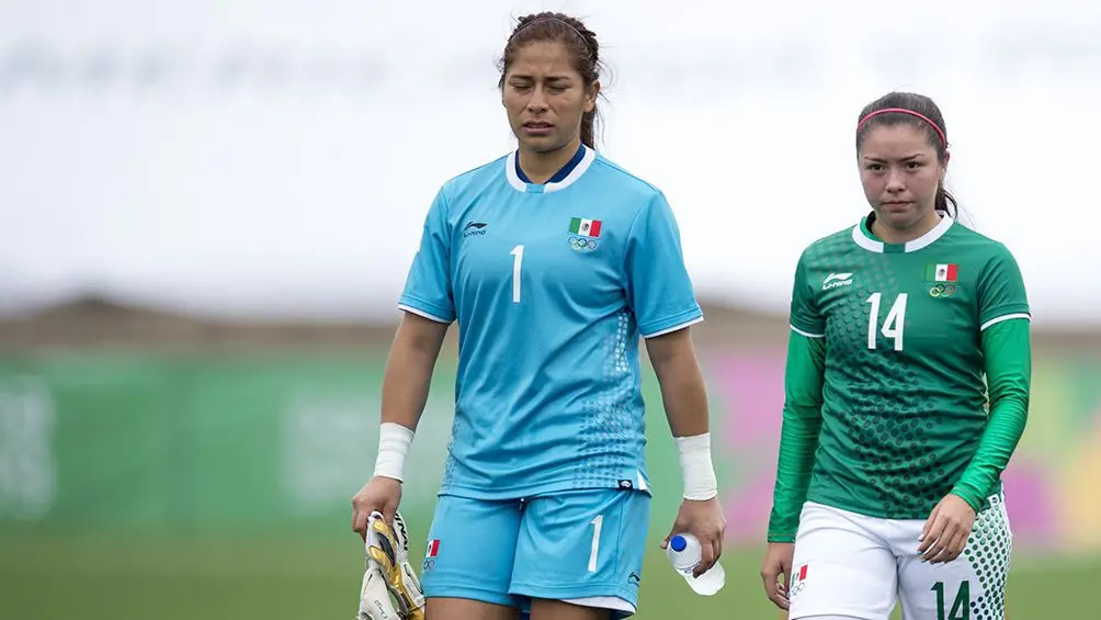 Cecilia Santiago y Katty Martínez al final del juego contra Paraguay | MEXSPORT