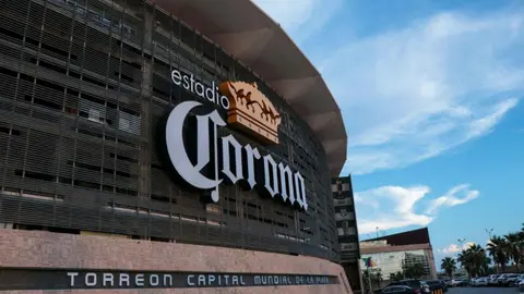 Santos sancionaría a proveedor tras video de la venta de cerveza en el estadio