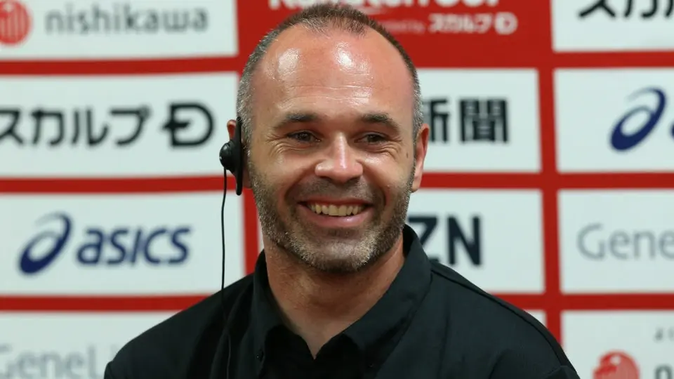 Iniesta repartió playeras del Barcelona a jugadores del Vissel Kobe
