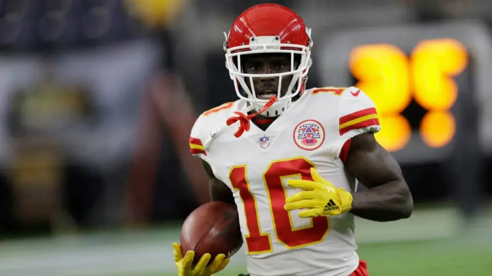 Chiefs suspende a Tyreek Hill por violencia intrafamiliar