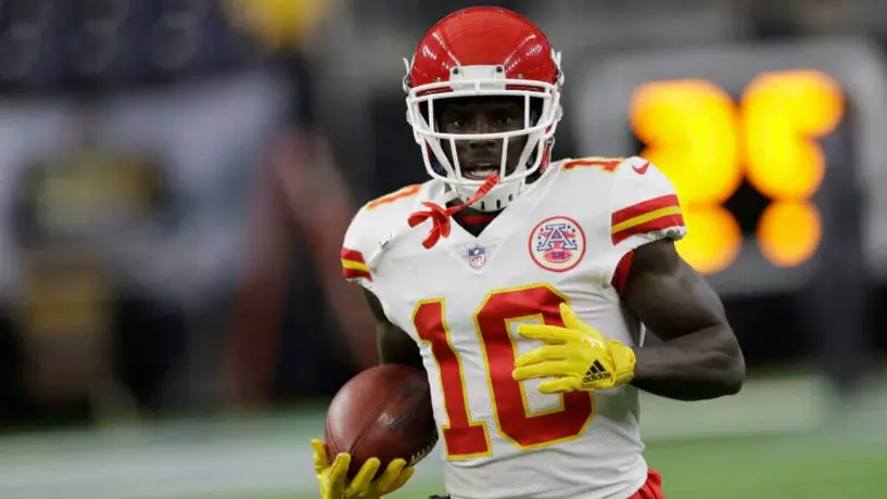 Chiefs suspende a Tyreek Hill por violencia intrafamiliar