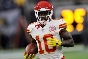 Chiefs suspende a Tyreek Hill por violencia intrafamiliar
