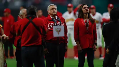 AMLO, abucheado en inauguración del nuevo estadio de Diablos