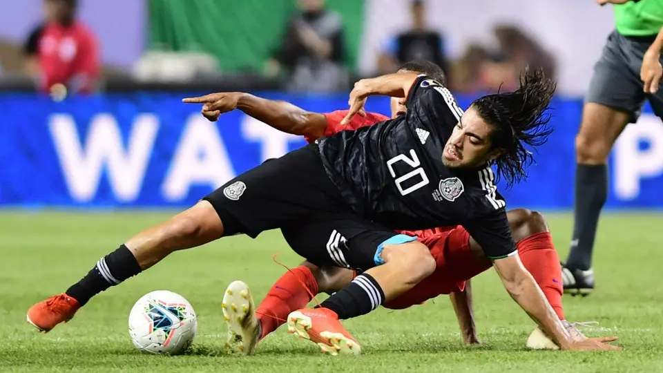 Rodolfo Pizarro sufrió aparatosa caída contra Estados Unidos