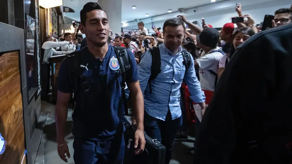 Afición hizo fiesta en el hotel de Chivas previo al duelo vs Cruz Azul