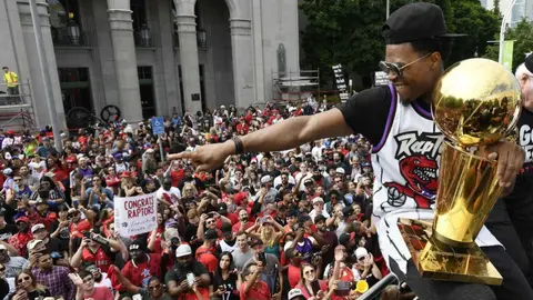 Raptors festeja título de la NBA con espectacular desfile en Toronto