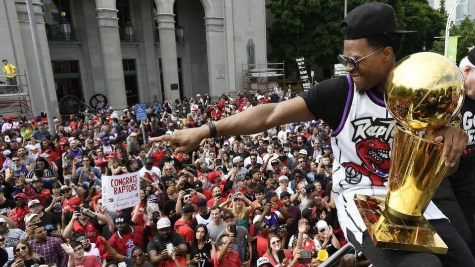 Raptors festeja título de la NBA con espectacular desfile en Toronto