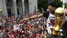 Raptors festeja título de la NBA con espectacular desfile en Toronto