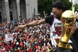 Raptors festeja título de la NBA con espectacular desfile en Toronto
