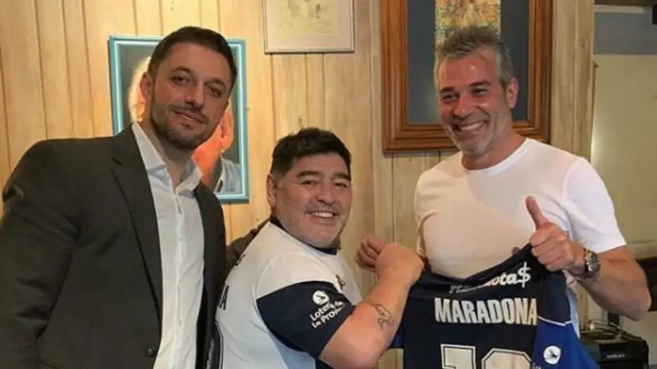 Gimnasia y Esgrima ya vende la playera con el diez de Maradona