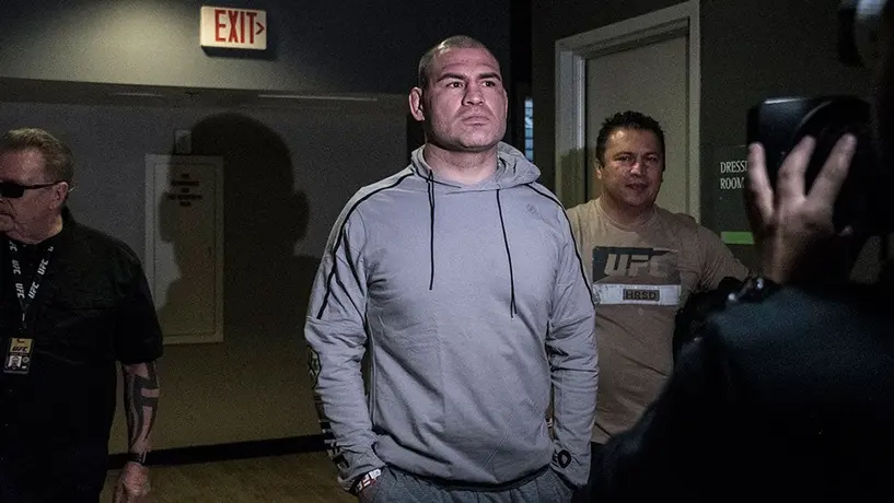 Caín Velásquez supera la báscula para su combate contra Ngannou