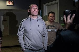 Caín Velásquez supera la báscula para su combate contra Ngannou