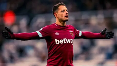 Chicharito no jugará vs el Arsenal por problema en la espalda