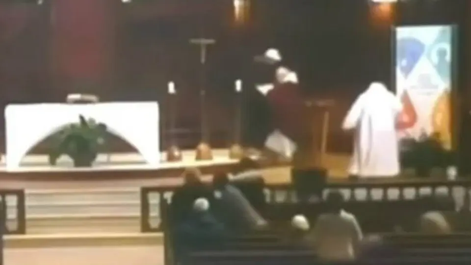 Sacerdote es apuñalado durante misa en Canadá
