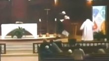 Sacerdote es apuñalado durante misa en Canadá
