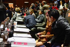 Morena propone quitar concesión a gasolineros involucrados en huachicoleo