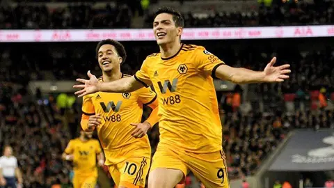 Raúl Jiménez, a seguir paso goleador contra Crystal Palace