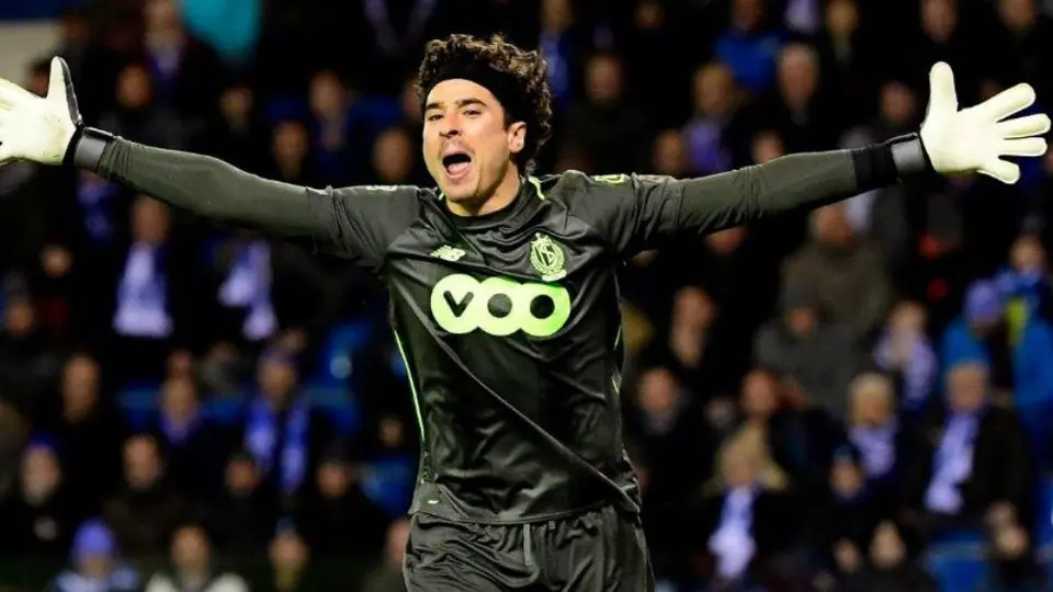 Ochoa festeja 15 años de carrera profesional con triunfo del Standard